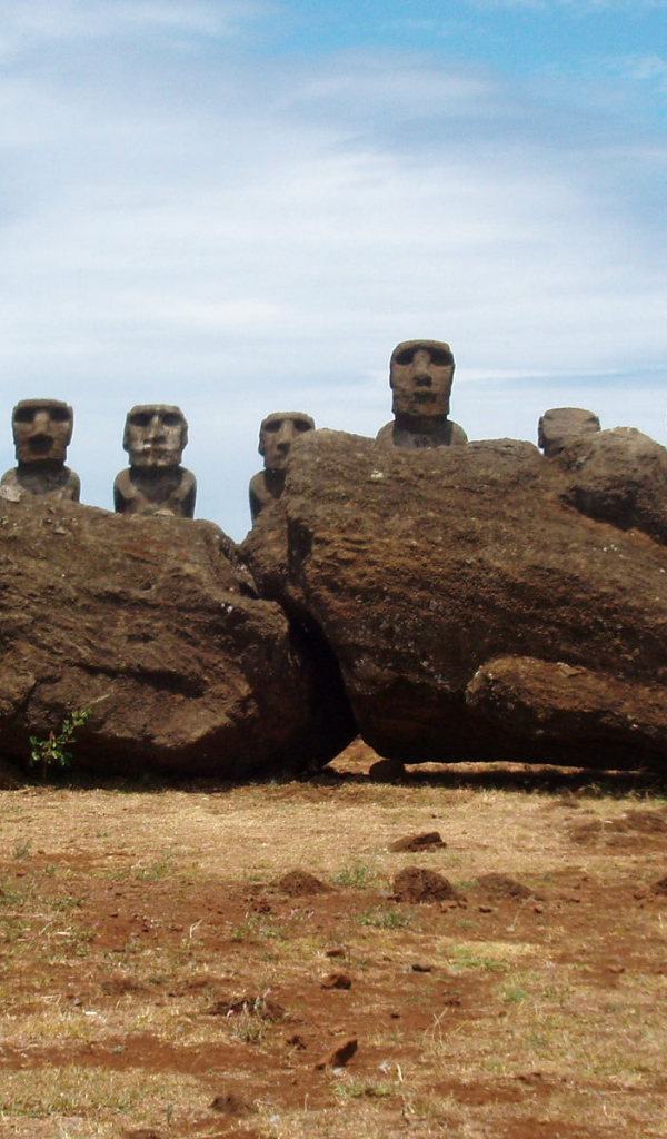 Каменные статуи