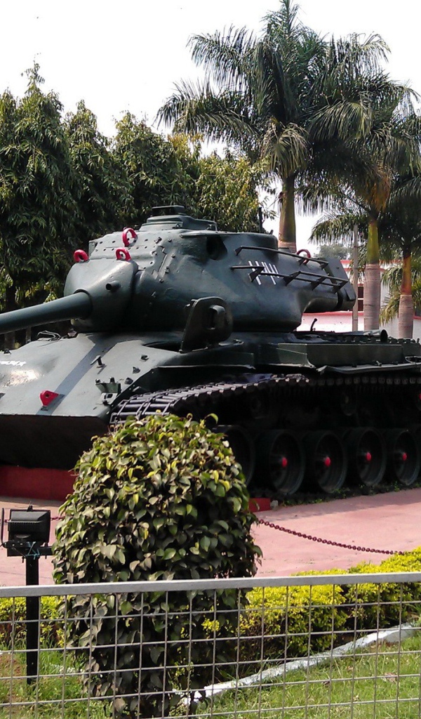 Танк памятник