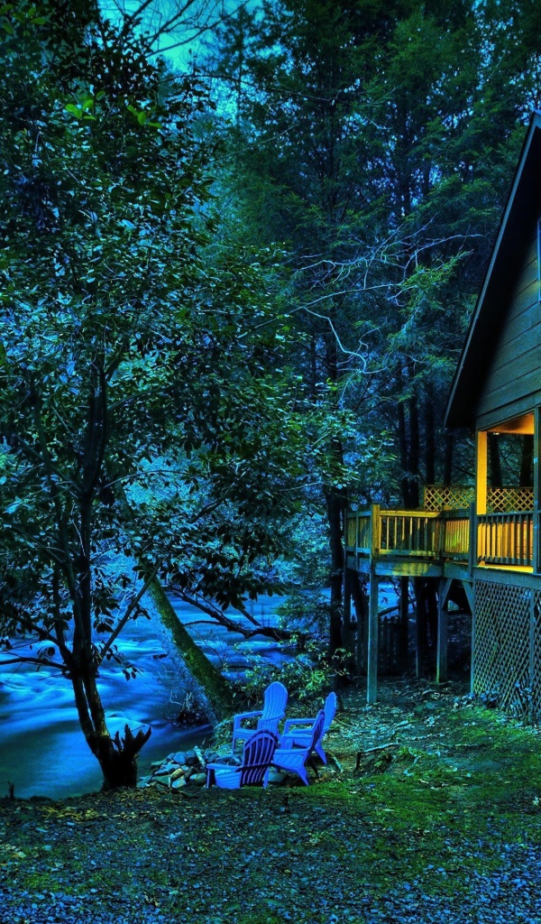 Дом около реки