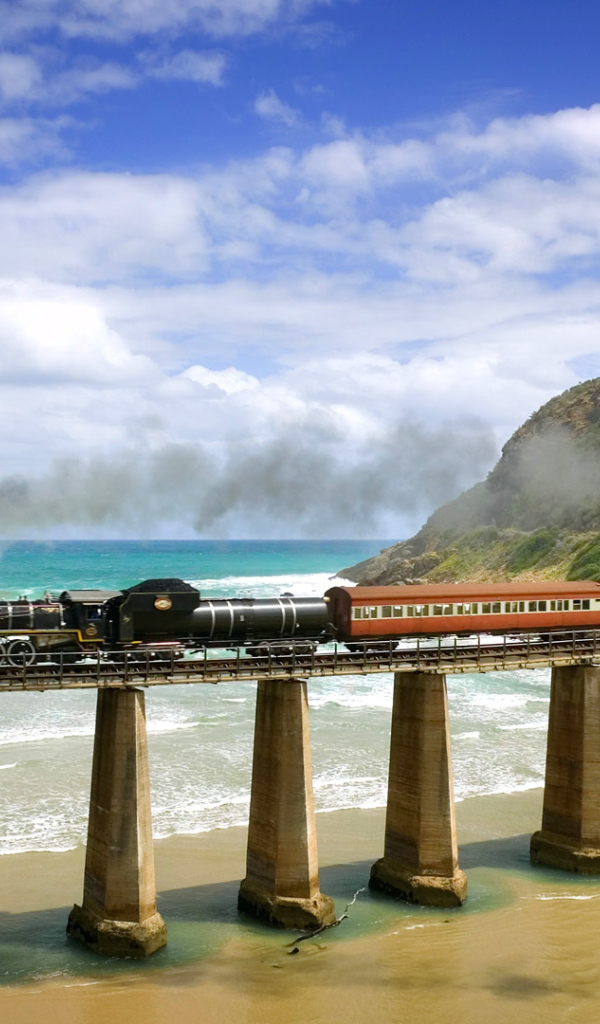 Железнодорожный мост у моря