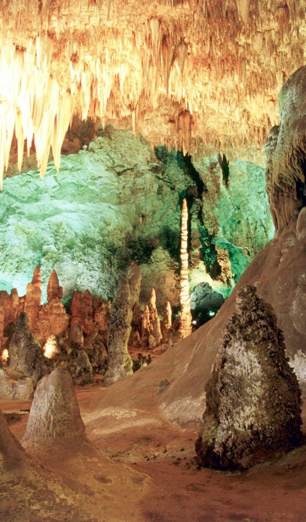 Сталактиты в пещере