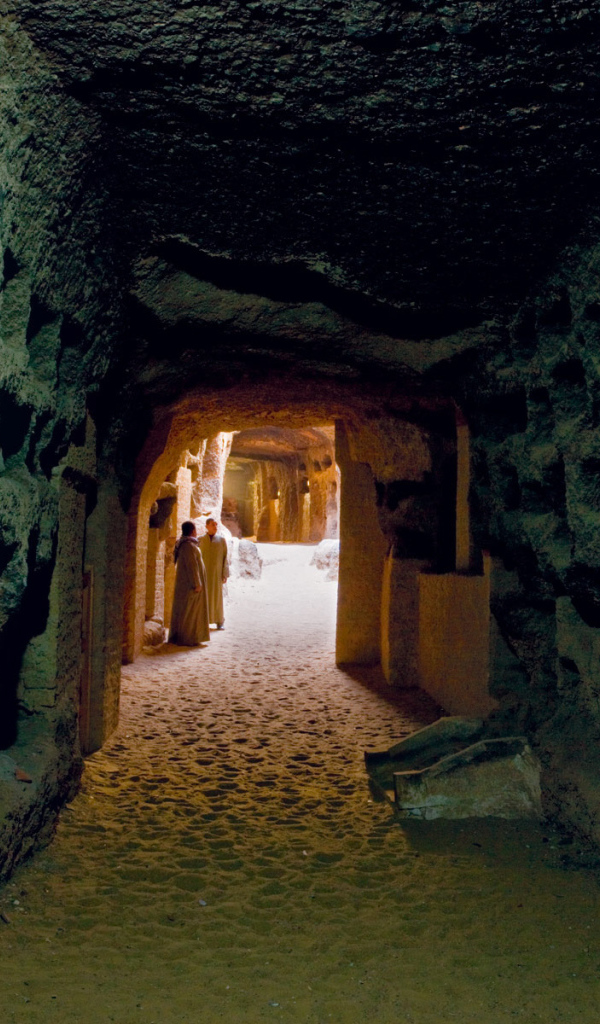 Монахи в пещере