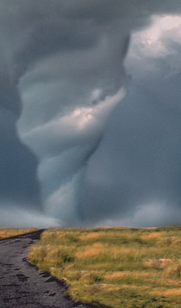 Торнадо на дороге