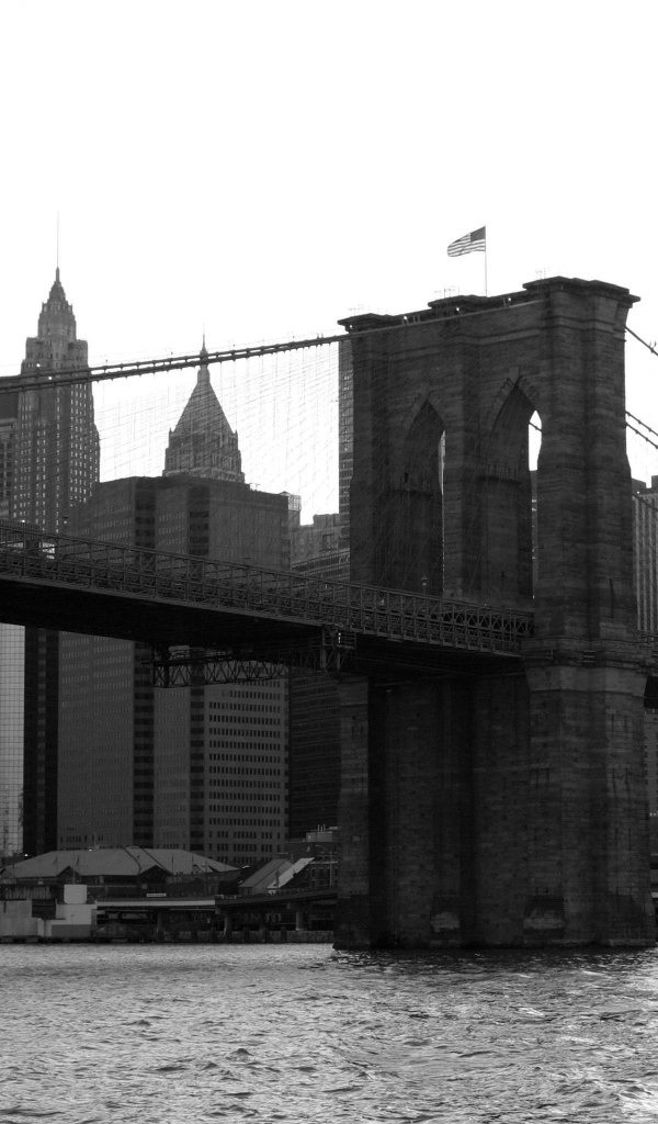 Американский флаг на мосту