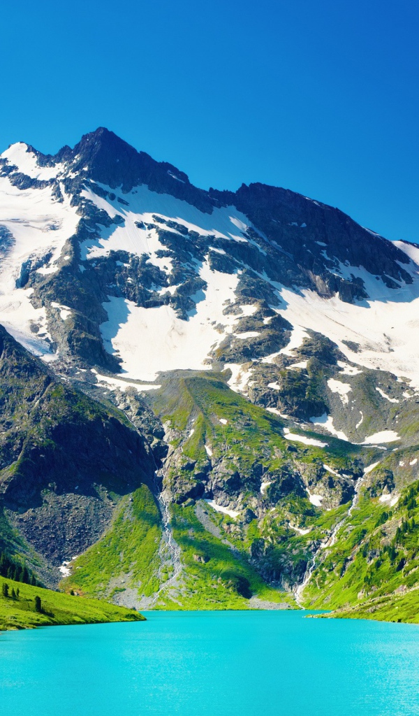 Голубое озеро у подножия гор