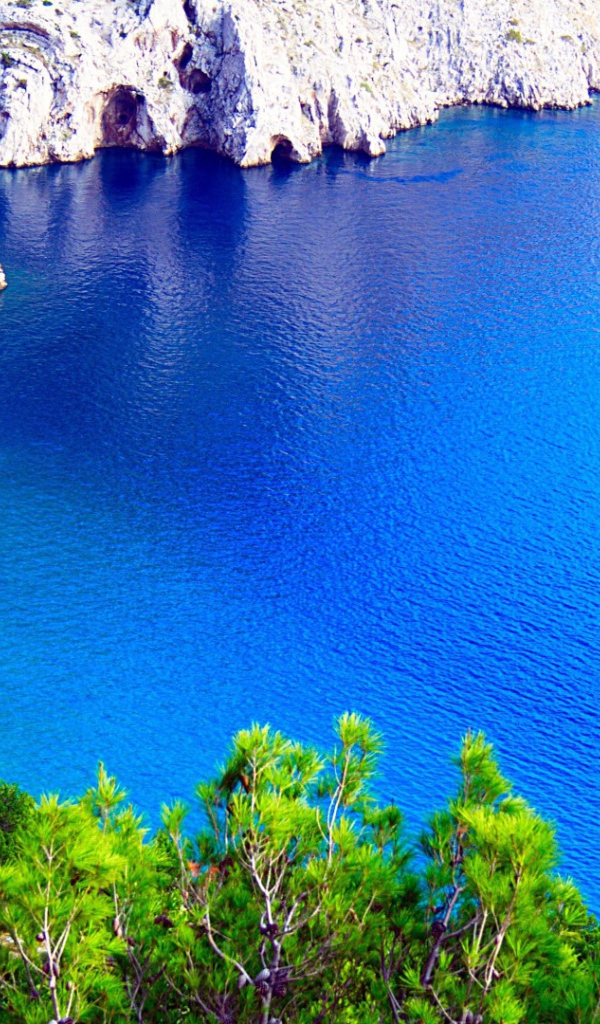 Голубое озеро среди скал