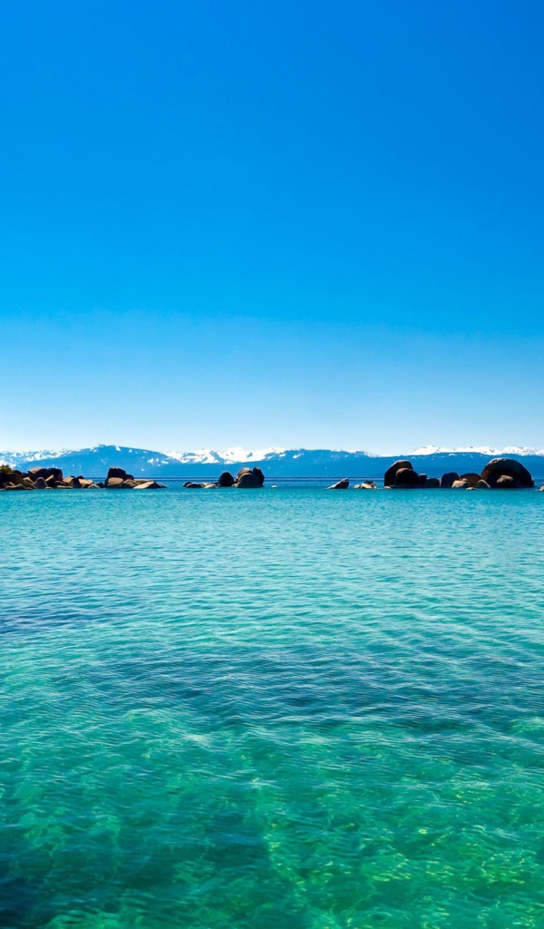 Голубая вода в озере