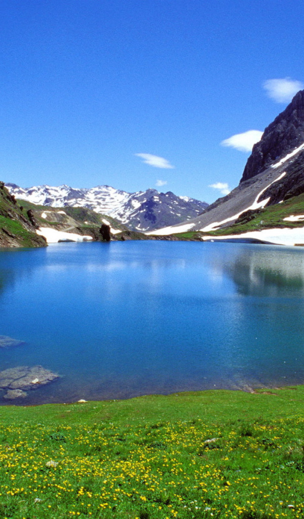 Чистая озерная вода