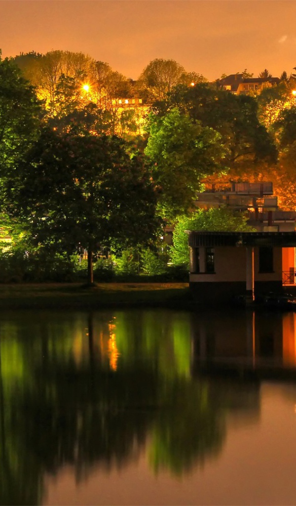 Золотой вечер на озере