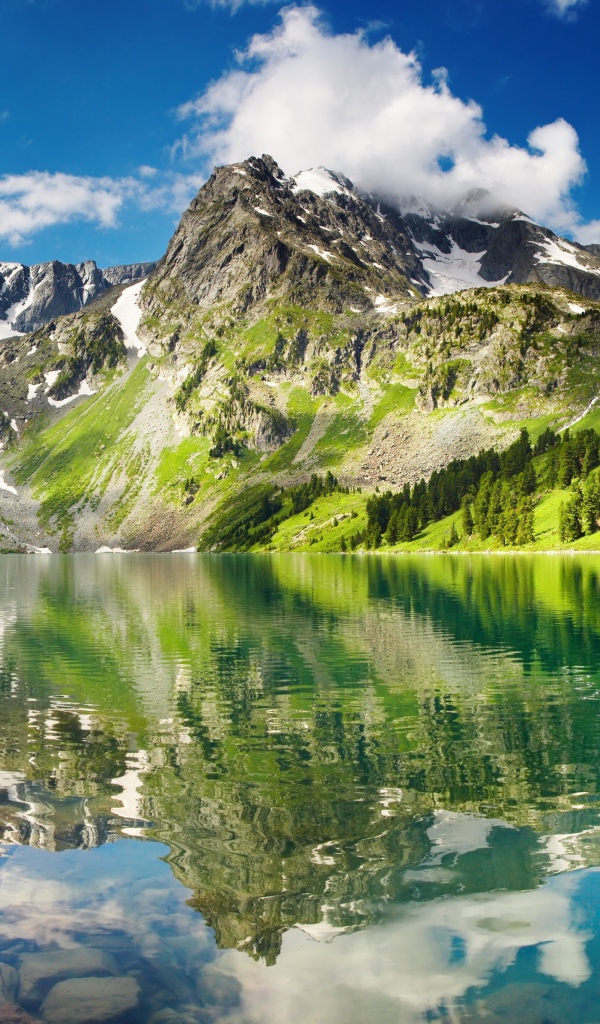 Зеленые скалы на берегу озера