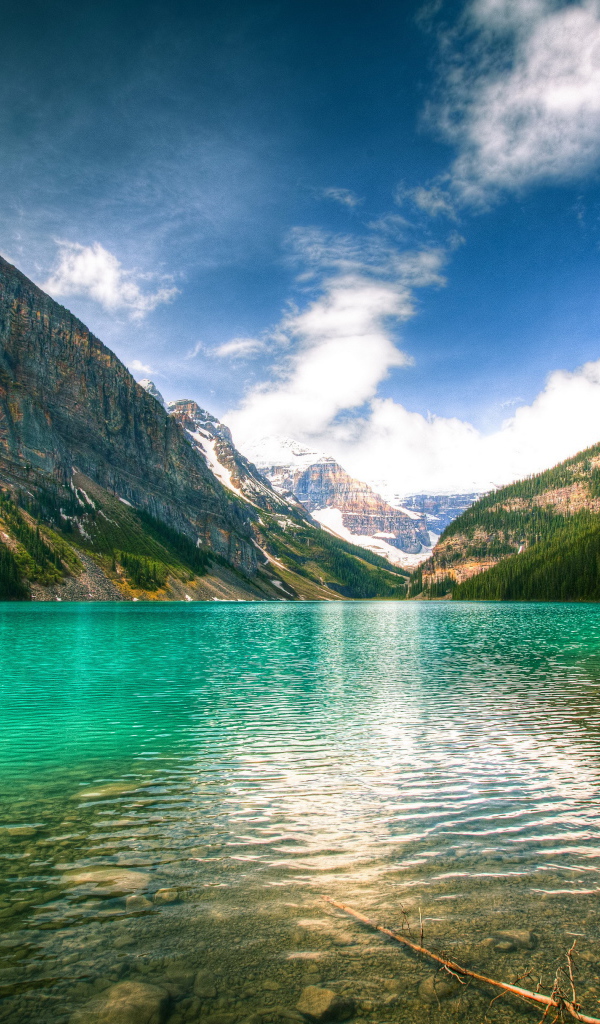 Зеленая вода в озере