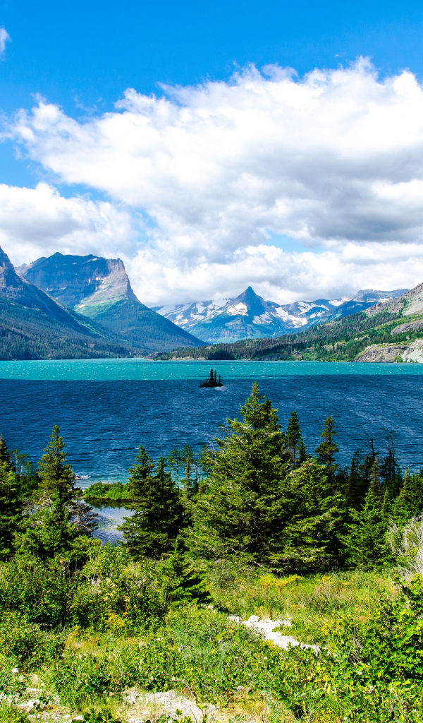 Озеро среди скал