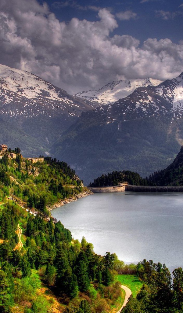 Озеро в горной долине