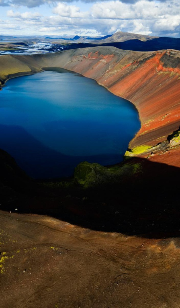 Озеро в кратере вулкана