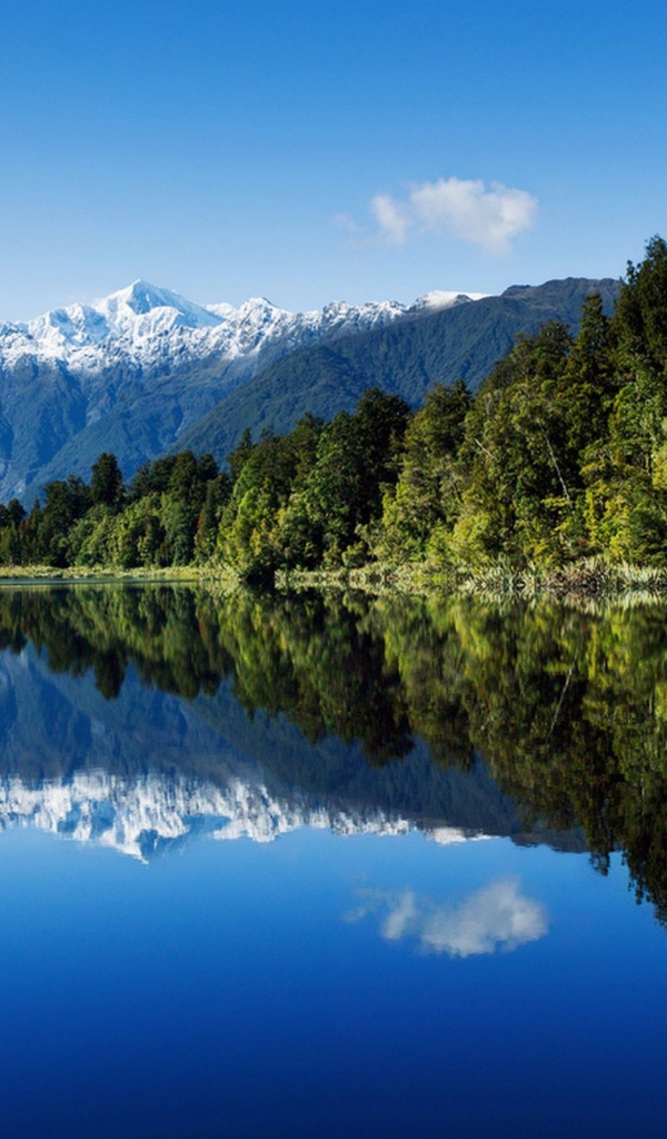 Озеро среди гор и лесов