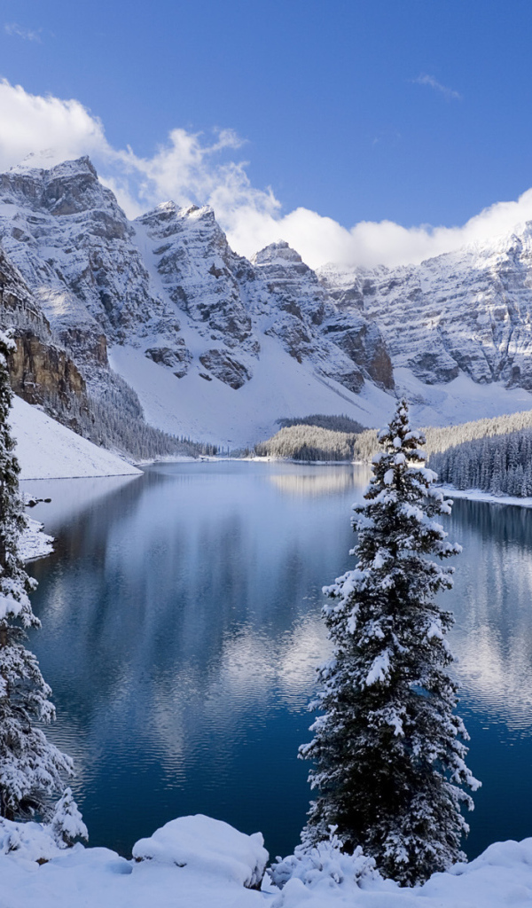 Озеро в зимних горах