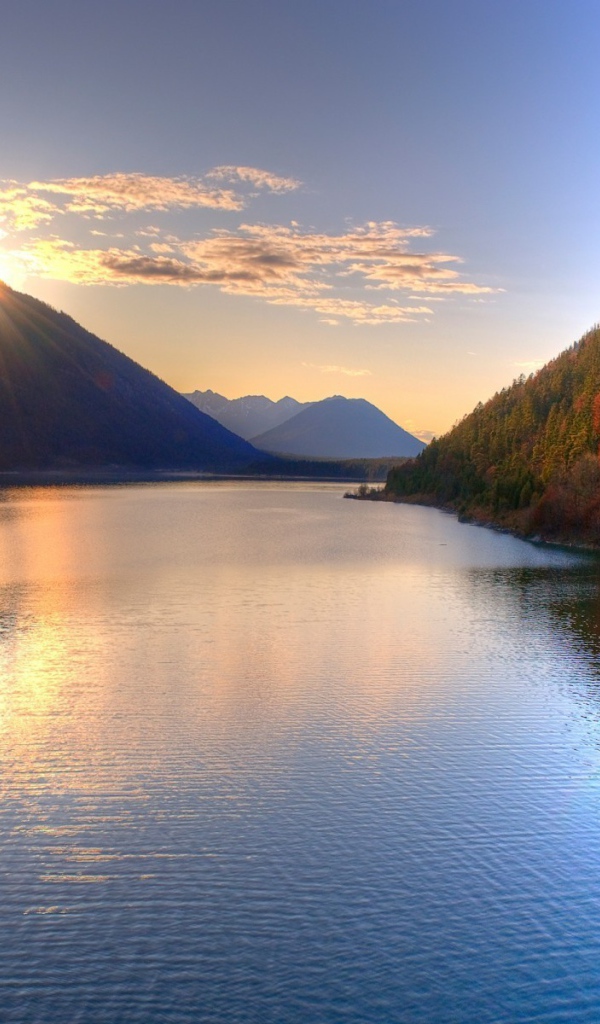 Озеро среди осеннего леса