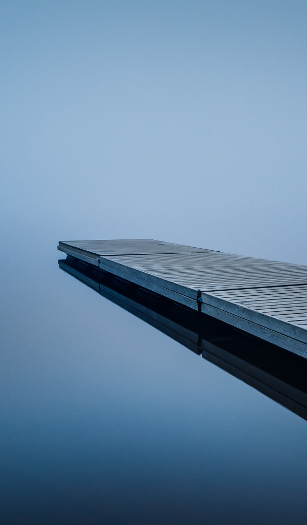 Одинокий мост у озера