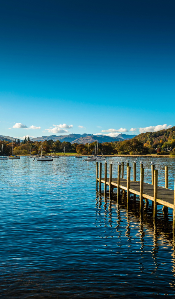 Причал для лодок на озере