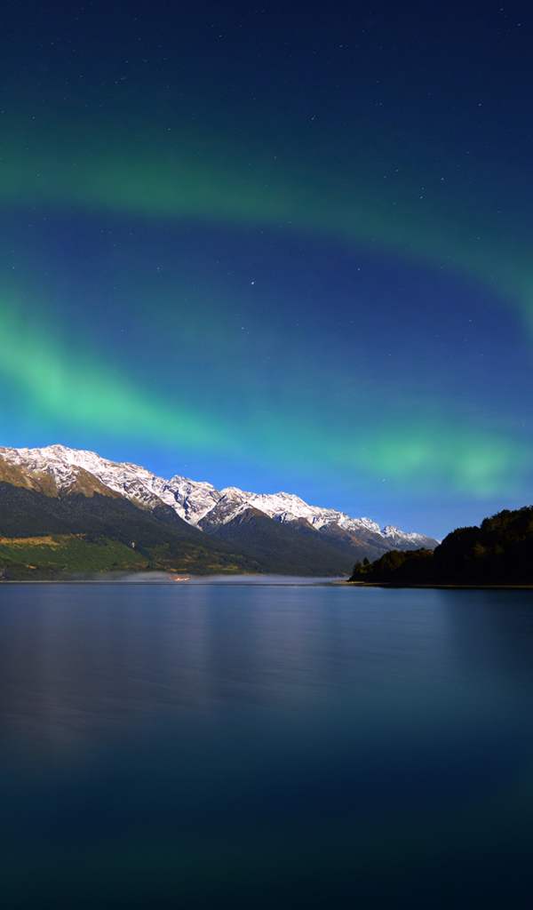 Северное сияние над озером