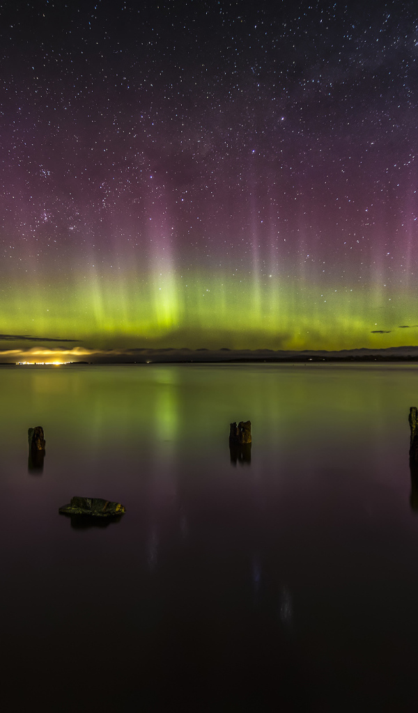 Северное сияние над озером