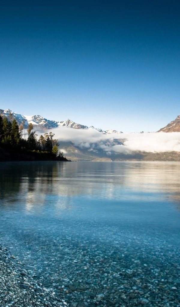 Галька на берегу озера