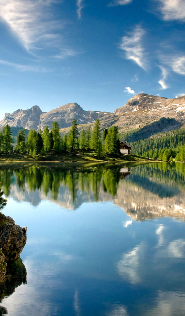 Чистое горное озеро