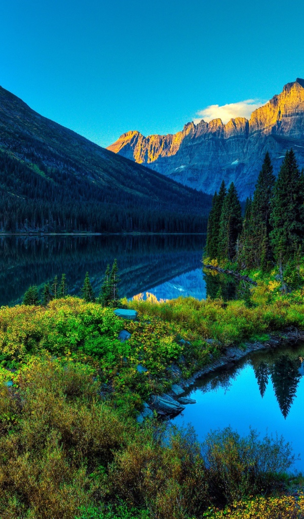 Тихое озеро в горах