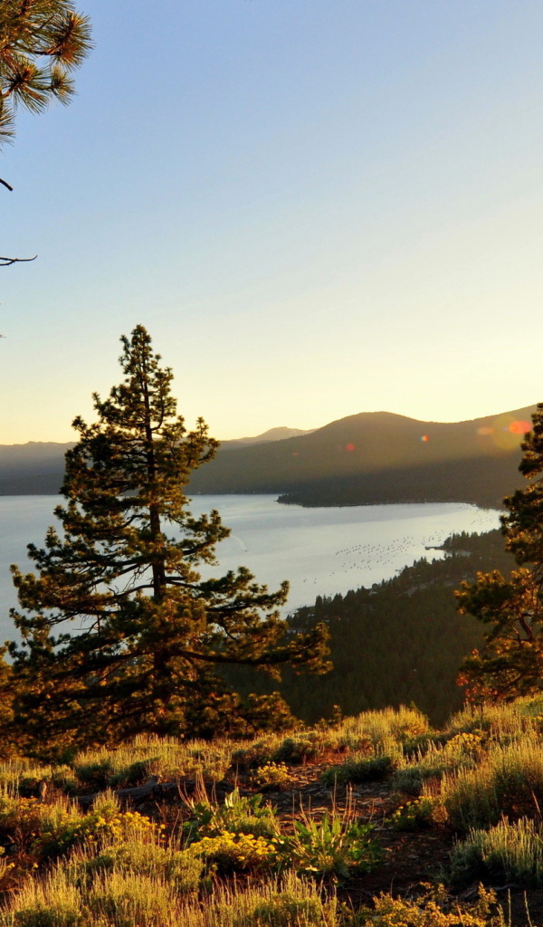 Лучи заката над озером