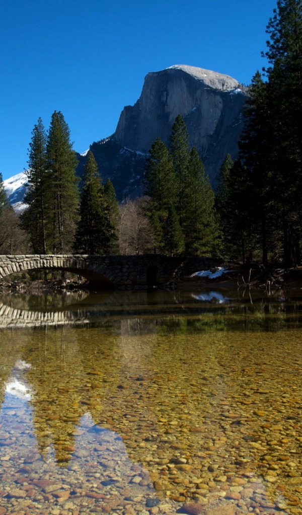 Каменный мост через реку