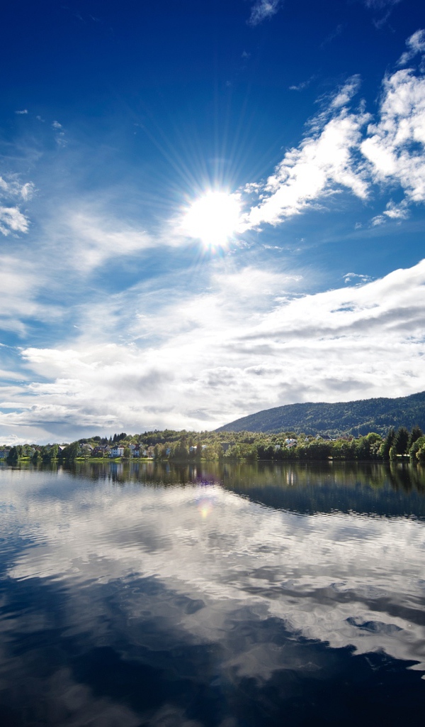 Солнечный день над озером