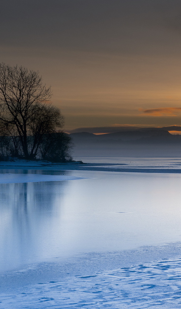 Закат над голубым озером