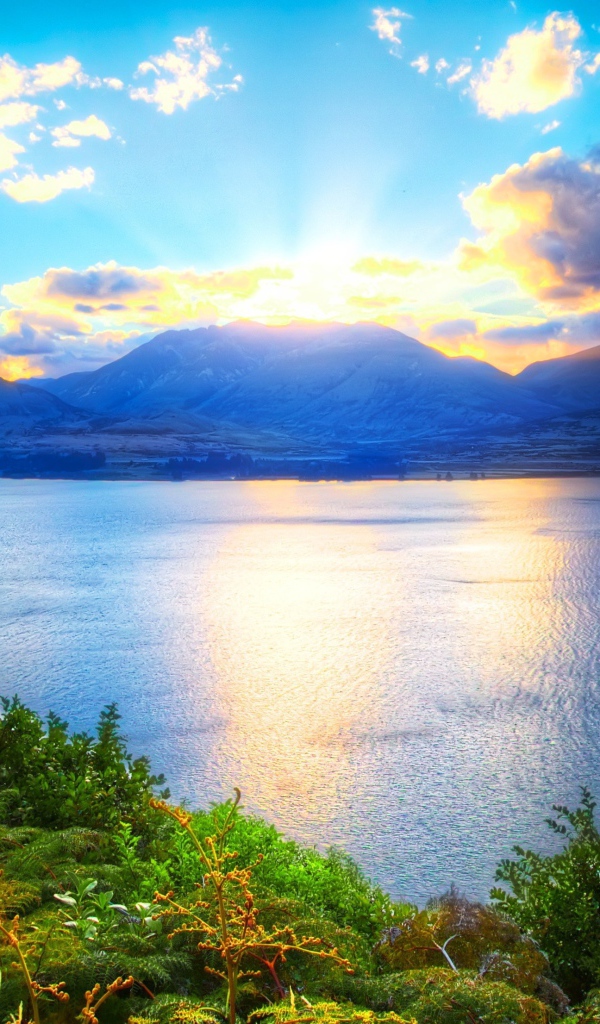 Закат над озером