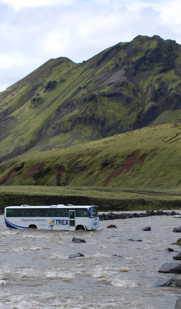 Автобус переезжает реку