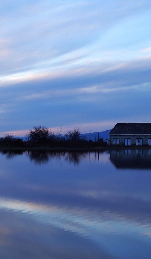 Дом на берегу озера
