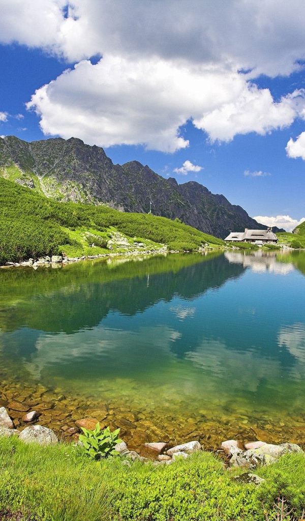 Дом на берегу горного озера