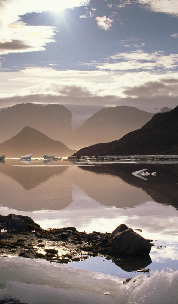 Лед на берегу горного озера