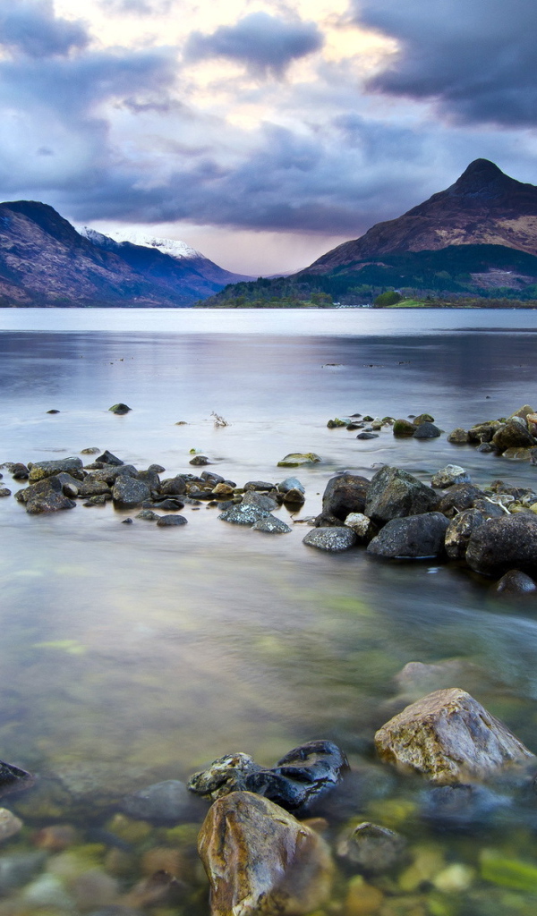 Каменистый берег озера