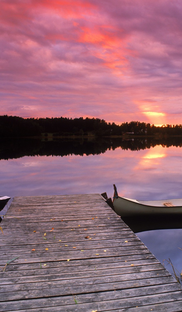 Три лодки у причала
