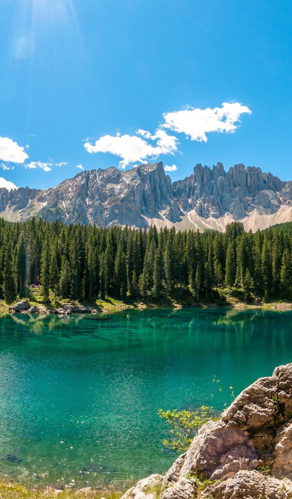 Бирюзовое озеро в горах