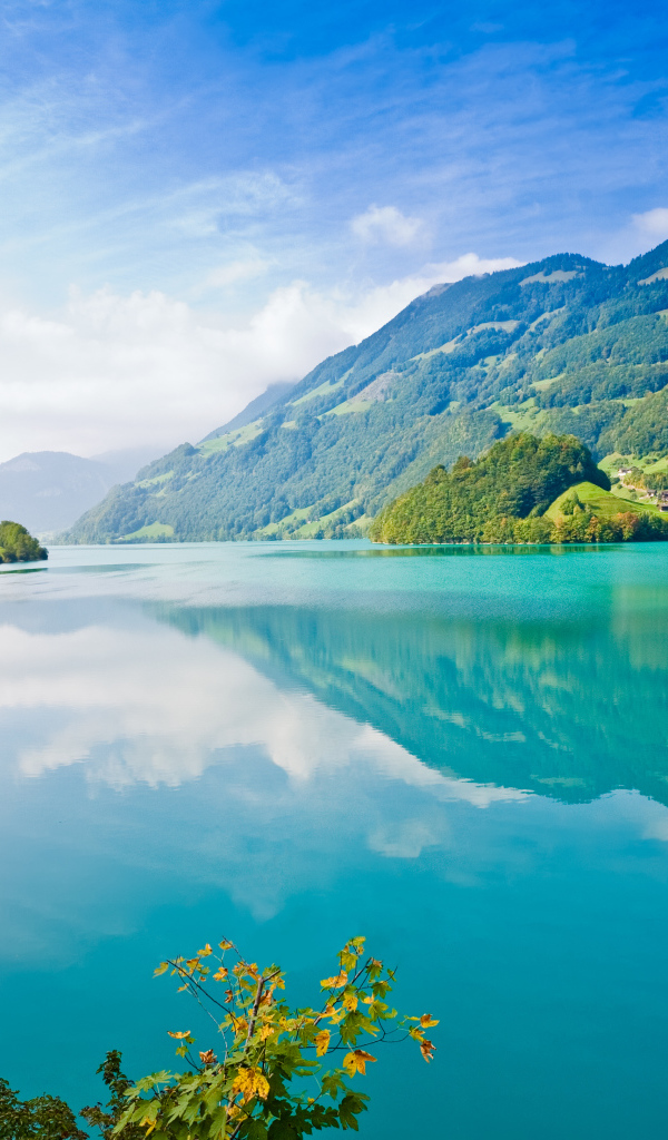 Бирюзовое озеро в горах