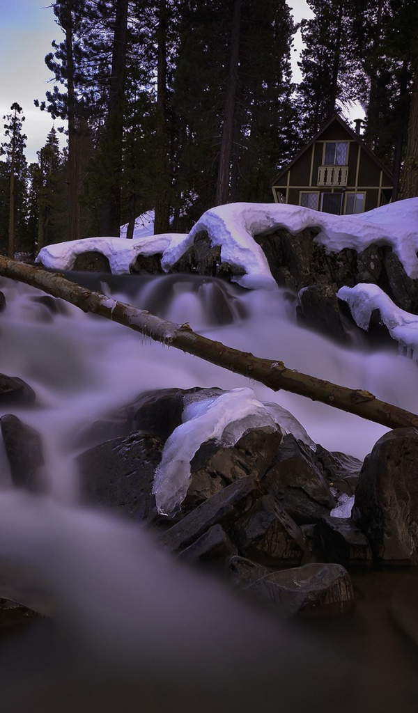 Дом у горной реки