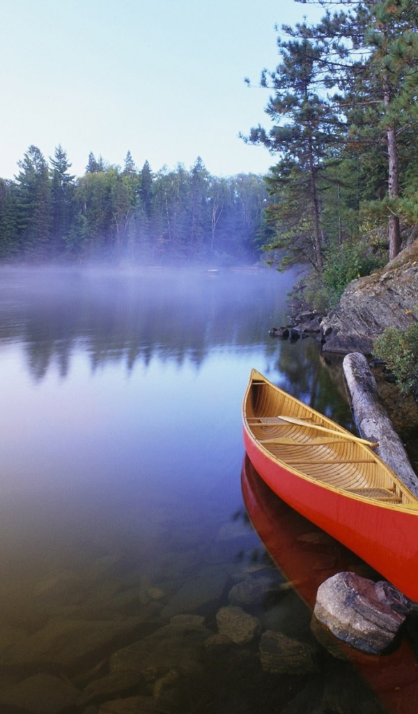Лодка у берега озера