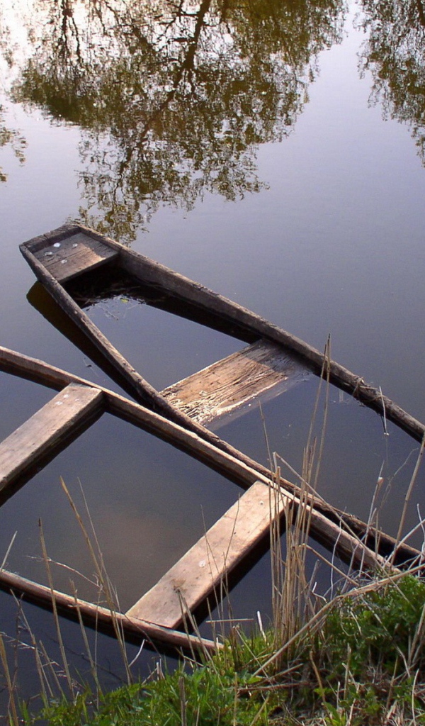 Утонувшие лодки на озере