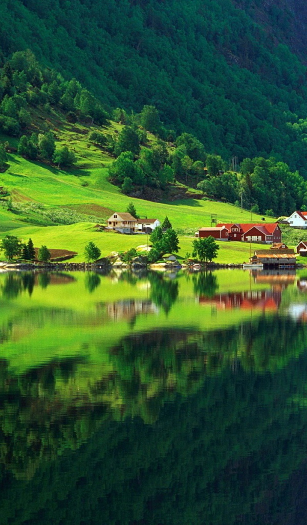 Селение на берегу озера