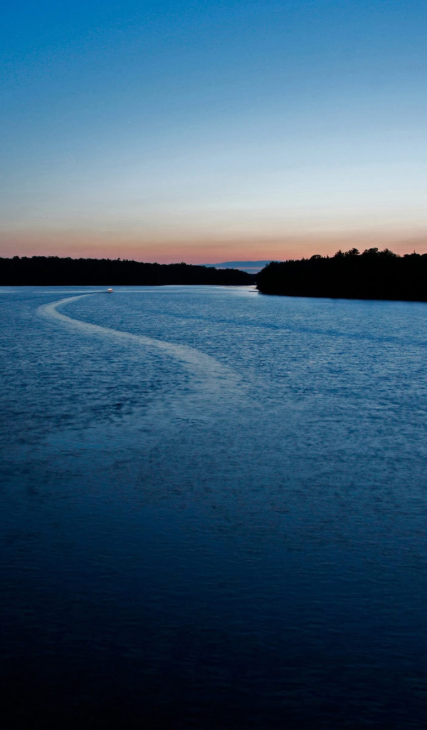 След от катера на реке