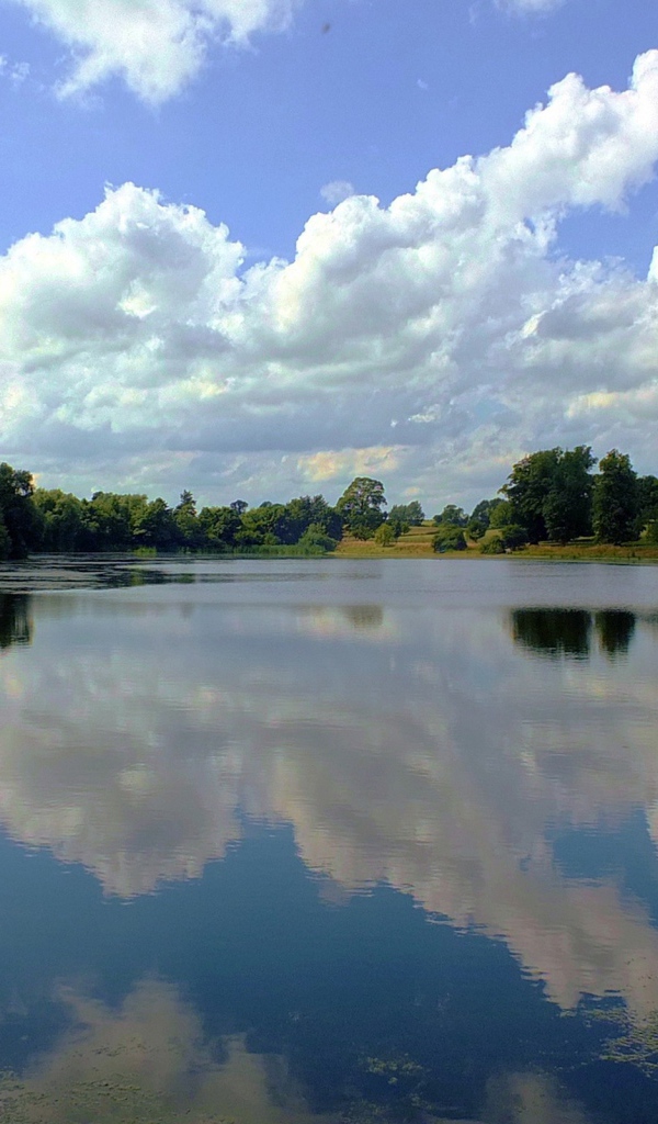 Облака отражаются в озере