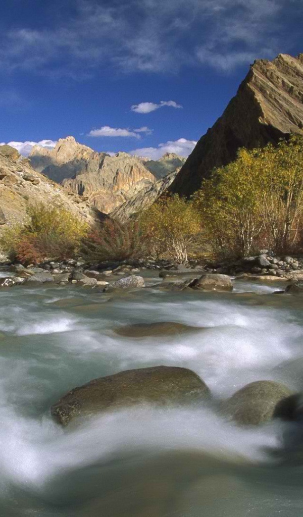 Быстрая горная река