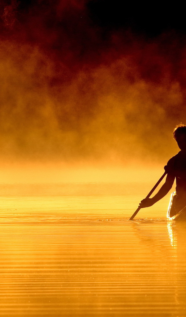 Человек на лодке в тумане