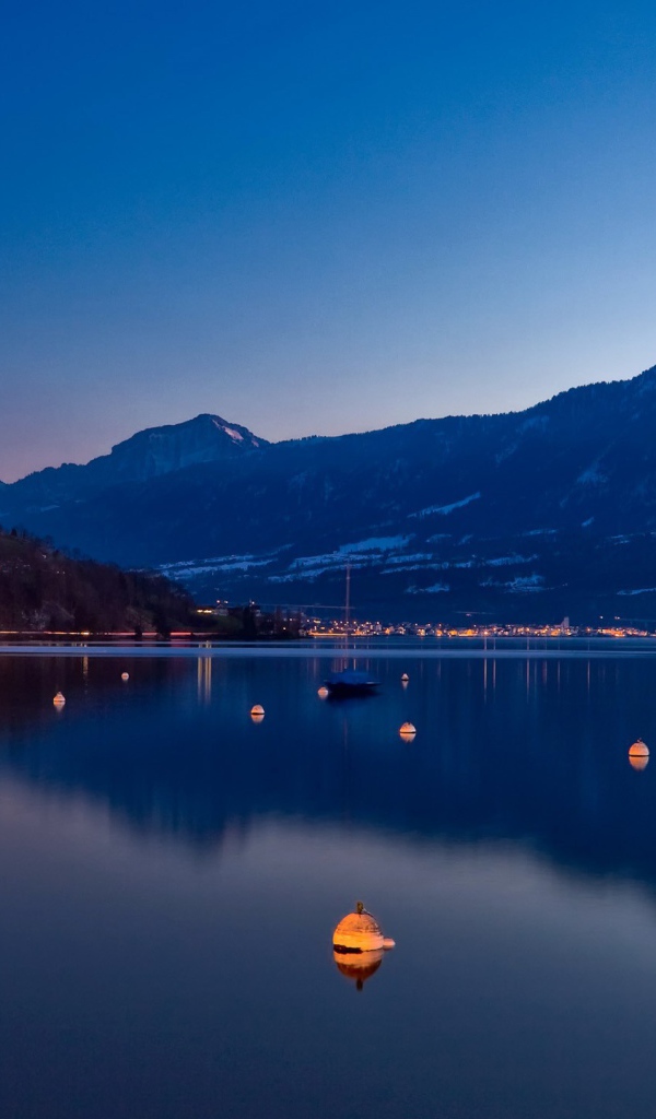 Тихая вода среди гор